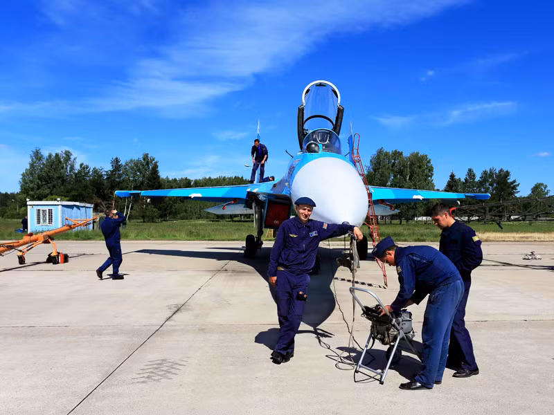Trong khi đó các thợ kỹ thuật đang sử soạn cho chuyến bay luyện tập của chiếc Su-30 giữa trời nắng.