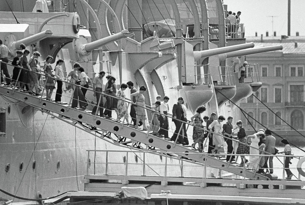 Sau đó Rạng Đông cùng hai tàu tuần dương khác cùng lớp Pallada đã được điều động để bảo vệ vùng Viễn Đông Nga. Ảnh: các du khách kéo tới thăm quan con tàu. Nguồn: English Russia