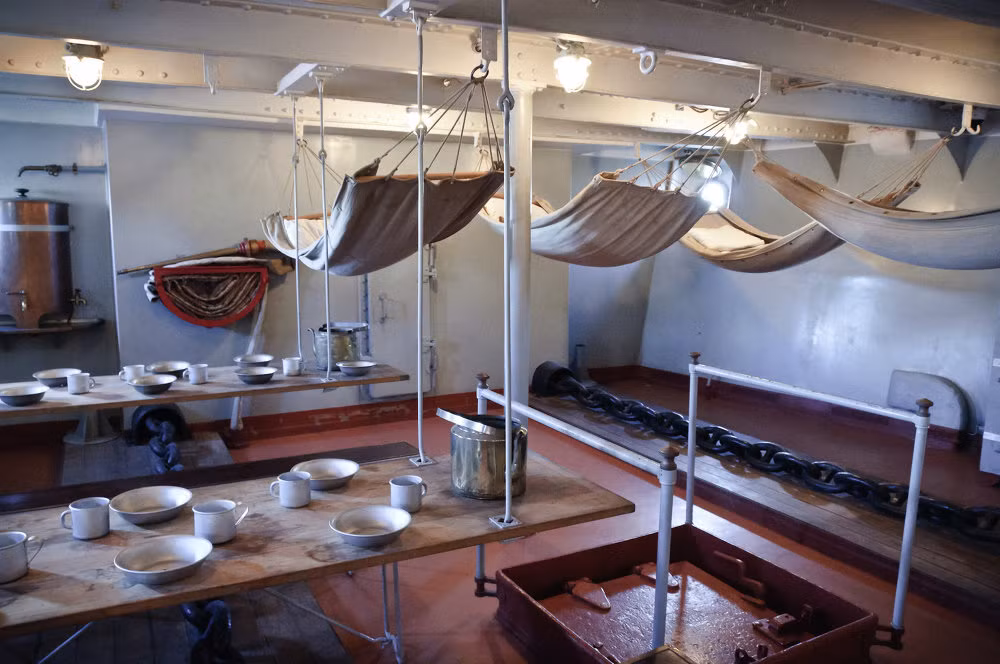 Trong suốt trận Hải chiến Tsushima vào tháng 5/1905, tuần dương hạm Rạng Đông đã trở thành lá chắn bảo vệ các tàu có tốc độ chậm của Nga và xoay sở phá vỡ vòng vây để cho một số chạy thoát về phía Manila. Nguồn: English Russia