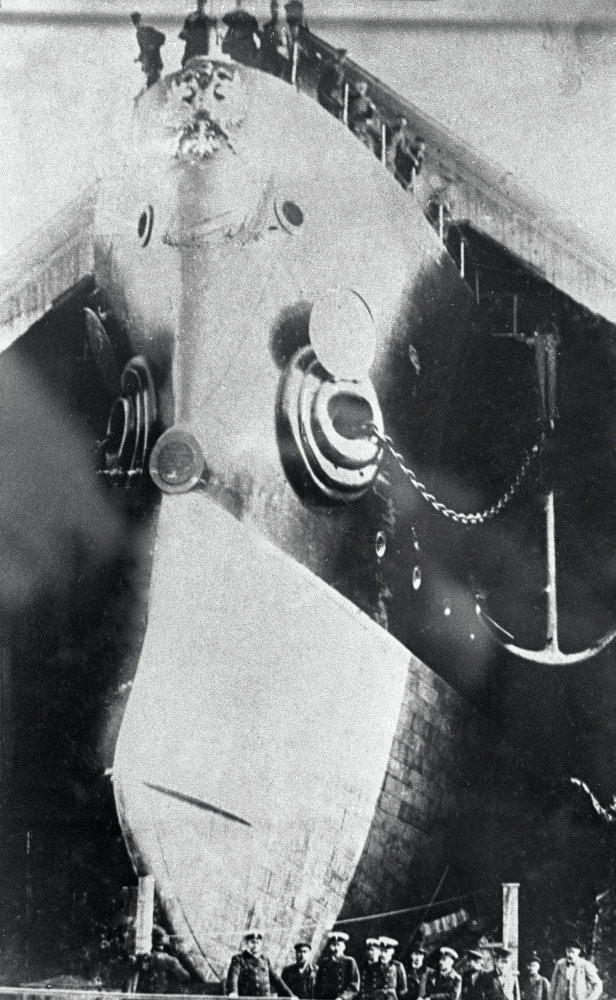 Chỉ sau ít giờ, các lực lượng cận vệ, binh sĩ cách mạng, thủy thủ đã chiếm giữ cung điện, bắt sống toàn bộ chính phủ lâm thời của giai cấp tư sản. Ngay trong đêm ngày 25/10, chính quyền Xô Viết do Lê Nin đứng đầu được thành lập. Ảnh: Tuần dương hạm Rạng Đông neo đậu trên sông Neva, St Petersburg. Tuần dương hạm Rạng Đông (Aurora) được đóng tại nhà máy ở St Petersburg. Aurora cùng hai tàu anh em Diana, Pallada cùng thuộc lớp Pallada được xem là bước tiến của Hải quân Nga trong cuộc chay đua vũ trang vào đầu thế kỷ 20. Nguồn: English Russia