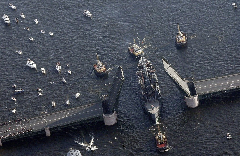 Trong Chiến tranh thế giới thứ nhất, con tàu được sử dụng để tuần tra ở vùng Biển Baltic. Ảnh: con tàu đang được kéo qua cầu ở sông Neva tại St. Petersburg vào tháng 9/2014. Nguồn: English Russia