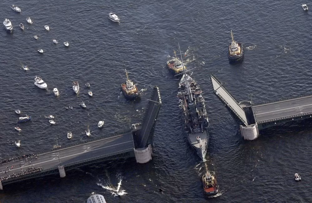 Trong Chiến tranh thế giới thứ nhất, con tàu được sử dụng để tuần tra ở vùng Biển Baltic. Ảnh: con tàu đang được kéo qua cầu ở sông Neva tại St. Petersburg vào tháng 9/2014. Nguồn: English Russia