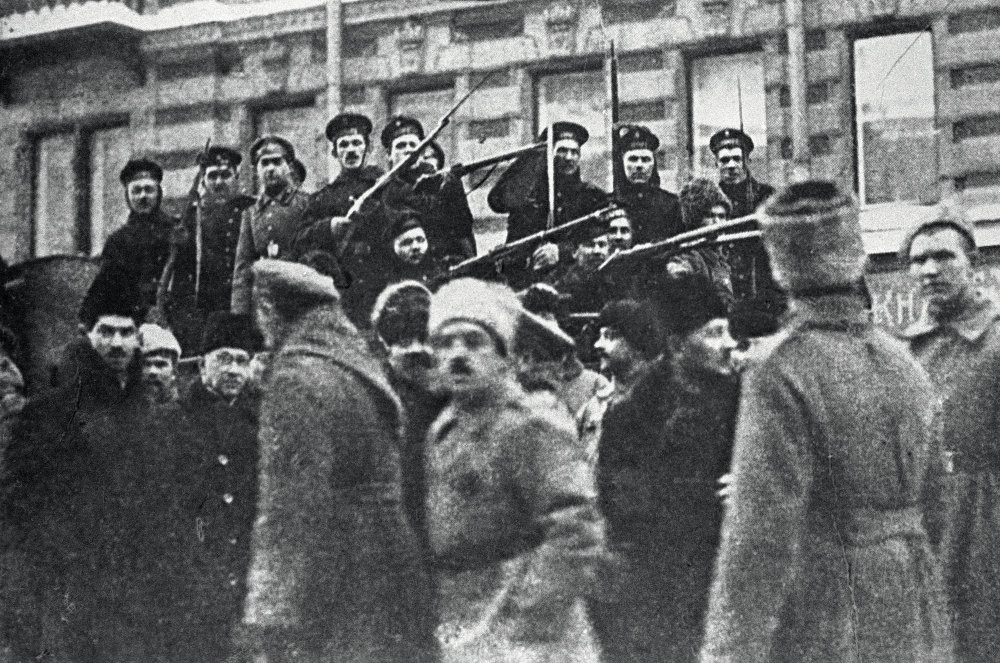 Từ chỗ là vũ khí của chế độ Nga Sa Hoàng, sau cuộc Cách mạng Tháng 2 năm 1917, hầu hết thủ thủy trên tàu đều gia nhập đảng Boshevik. Thậm chí một ủy ban cách mạng đã được lập ngay ở trên con tàu. Nguồn: English Russia