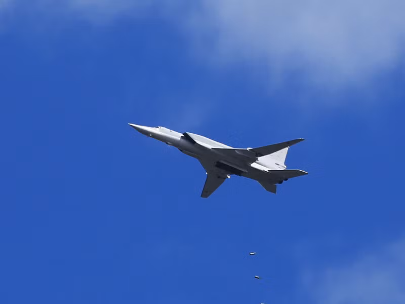 Máy bay ném bom siêu âm Tu-22M3 Nga đang nhả bom liên hoàn.