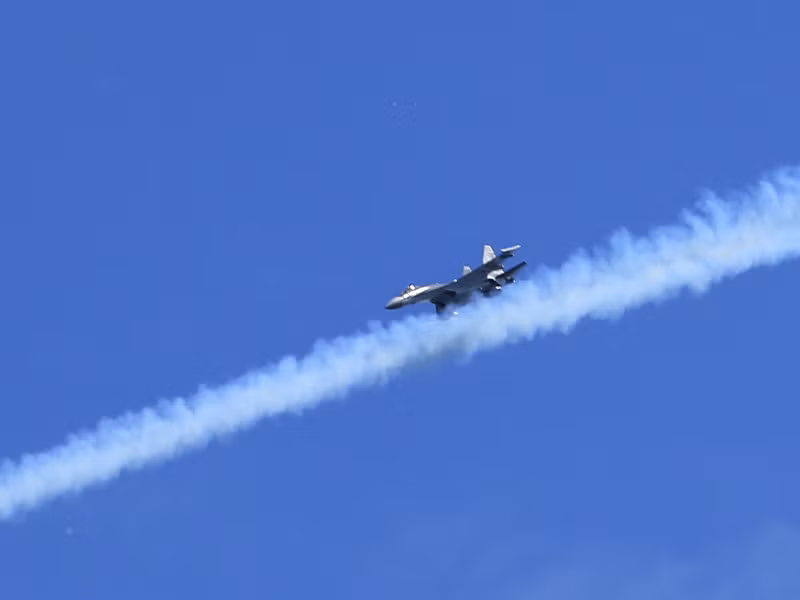 Một chiến đấu cơ Sukhoi Nga gầm rú khoe sức mạnh trên bầu trời.