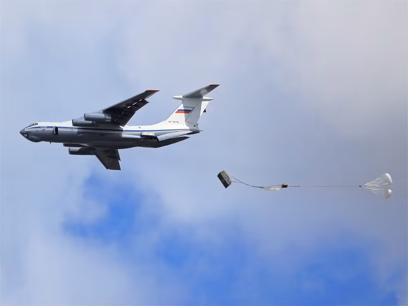 Trong khi đó chiếc vận tải cơ IL-76 Nga đang trình diễn thả các phương tiện bọc thép từ trên không.