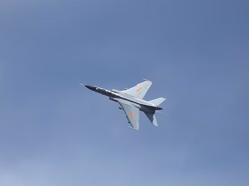 "Báo bay" JH-7A Trung Quốc thao diễn tại Aviadarts 2015 giữa rừng chiến đấu cơ Nga.