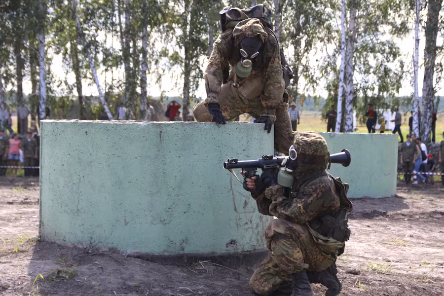 Vượt chướng ngại vật và trang bị quân tư trang trong tình huống chiến tranh hóa học.