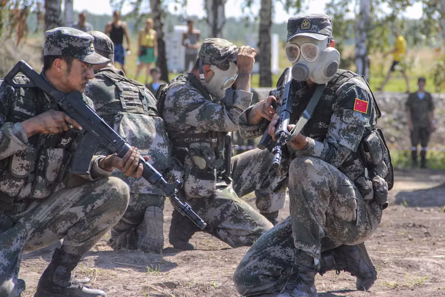Tình huống chiến tranh hóa học này là nội dung thuộc vòng 2 cuộc thi Trinh sát chuyên nghiệp. Hiện Army Games đang diễn ra đồng thời cùng lúc rất nhiều phần thi kịch tính từ đua tăng, đổ bộ lội nước tới không kích.