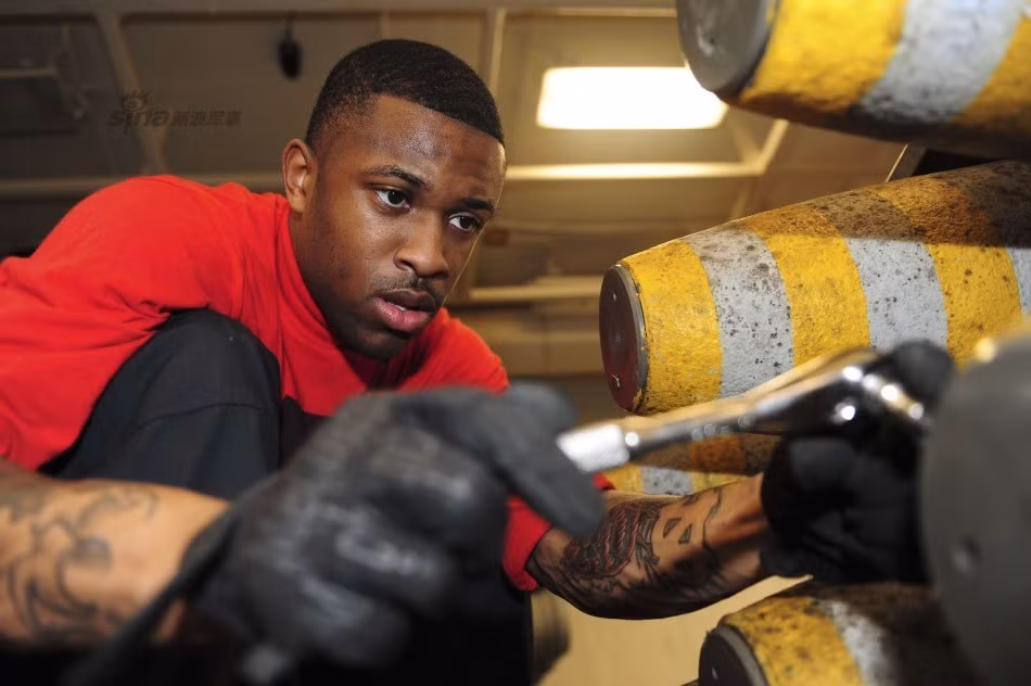 Làm việc với các quả bom đòi hỏi phải hết sức tỉ mỉ và cẩn trọng.