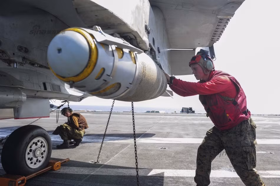 Các nguồn tin trước đó cũng cho biết, F/A-18 đã dẫn đầu liên quân không kích IS bằng loại bom cực kỳ nguy hiểm GBU-12.