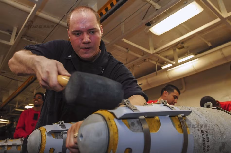 Các phụ kiện được lắp lên quả bom để gắp bom lên các giá treo dưới cánh máy bay.