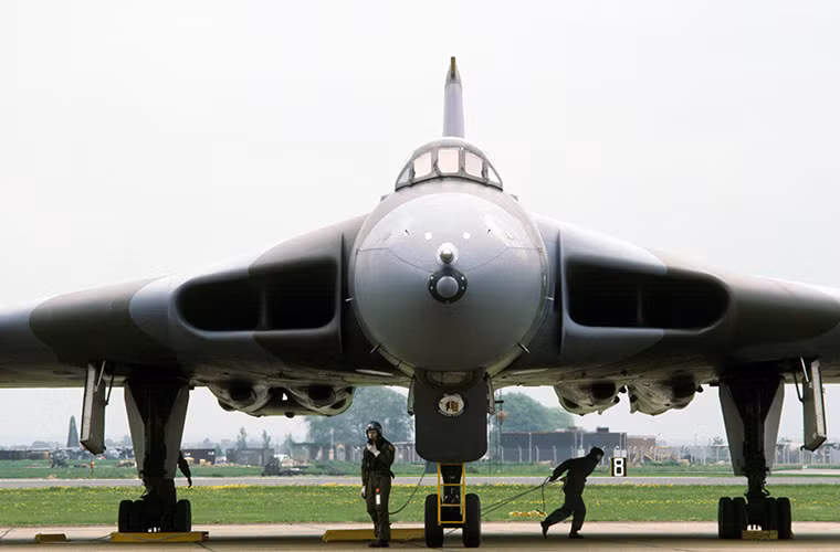 Nhằm bảo vệ Avro Vulcan khỏi các hệ thống phòng không của Liên Xô trong thời kỳ Chiến tranh Lạnh, các nhà thiết kế của mẫu máy bay ném bom này còn trang bị cho nó các hệ thống gây nhiễu điện tử. Ngoài ra màu sơn của Avro Vulcan còn giúp nó ngụy trang tốt hơn so với màu trắng ban đầu.