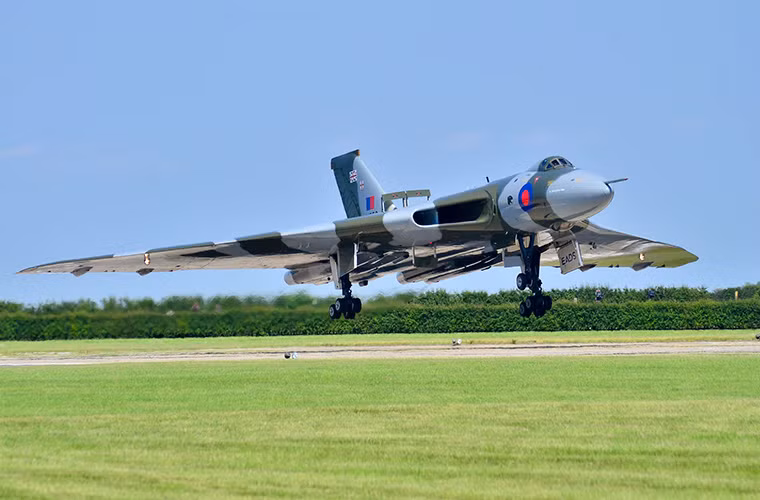 Oanh tạc cơ Avro Vulcan có phi hành đoàn 5 người và có trọng lượng cất cánh tối đa hơn 77 tấn nhờ được trang bị 4 động cơ phản lực Bristol Olympus có công suất 11.000 lbf cho mỗi chiếc, giúp nó có thể đạt tới vận tốc 1.038km/h với tầm hoạt động hiệu quả lên tới 4.171km.
