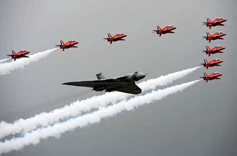Avro Vulcan thực hiện chuyến bay cuối cùng với phi đội máy bay biểu diễn Hawk T1A “Mũi tên đỏ” của Không quân Hoàng gia Anh như một lời chia tay với khách tham quan tại RIAT-2015.