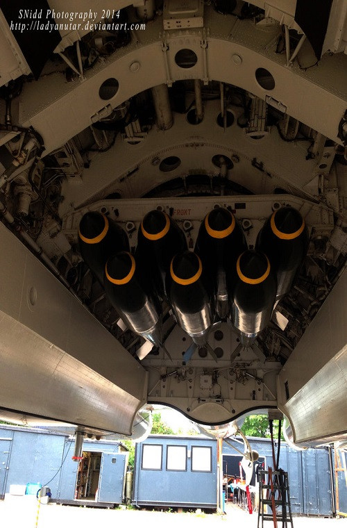 Nhìn vào bên trong khoang chứa bom khá nhỏ so với một máy bay ném bom chiến lược như Avro Vulcan.