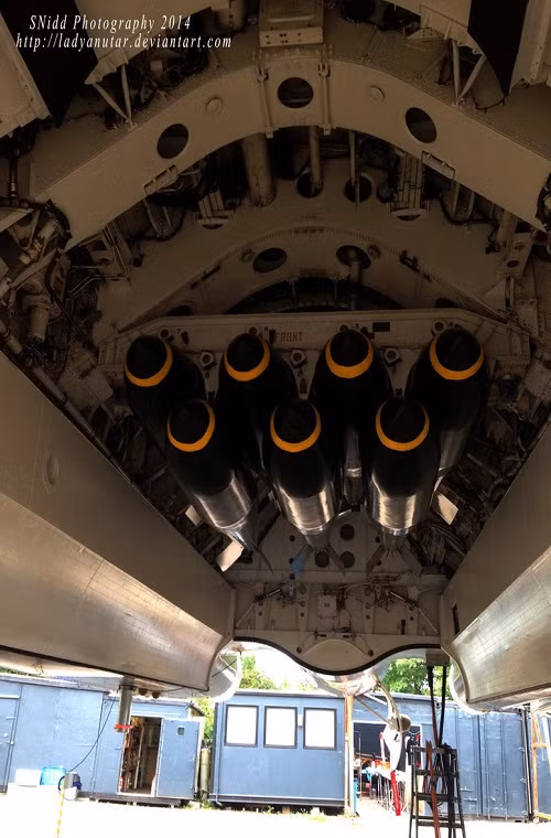 Nhìn vào bên trong khoang chứa bom khá nhỏ so với một máy bay ném bom chiến lược như Avro Vulcan.