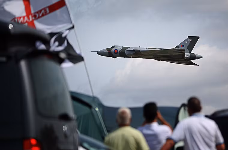 Trong ảnh là chuyến bay cuối cùng của một chiếc Avro Vulcan tại triển lãm hàng không quốc tế RIAT-2015 trước khi chính thức ngưng hoạt động.