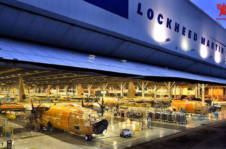 Mới đây, công ty Lockheed Martin của Mỹ đã công khai một số bức ảnh dây truyền sản xuất máy bay vận tải C-130J - thế hệ mới nhất của dòng máy bay huyền thoại C-130.