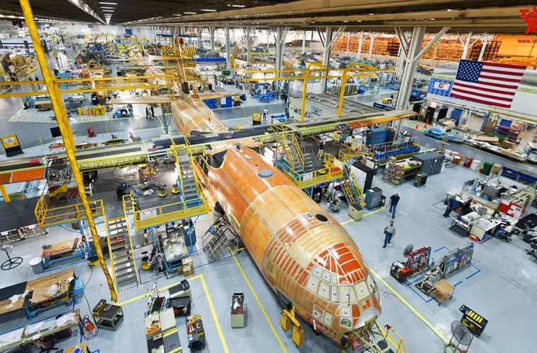 C-130J Super Hercules là một phiên bản nâng cấp sâu của loại Lockheed C-130 Hercules, được Không quân Mỹ và lực lượng quân sự nhiều nước trên thế giới sử dụng.