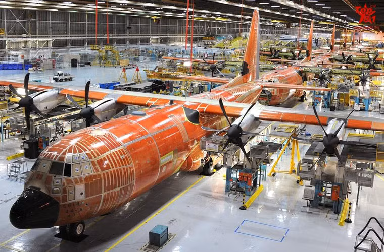 Vẻ ngoài tương tự như những chiếc Hercules trước kia, nhưng model J là loại máy bay rất khác biệt.