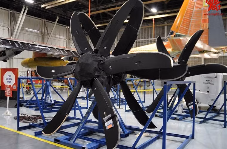 Động cơ của máy bay vận tải C-130J được trang bị cánh quạt Dowty R391 hình đao 6 lá cánh chế tạo bằng vật liệu composite. Đây là điểm khác biệt dễ nhận thấy nhất so với thế hệ C-130 trước đây, vốn dùng kiểu cánh quạt khác.