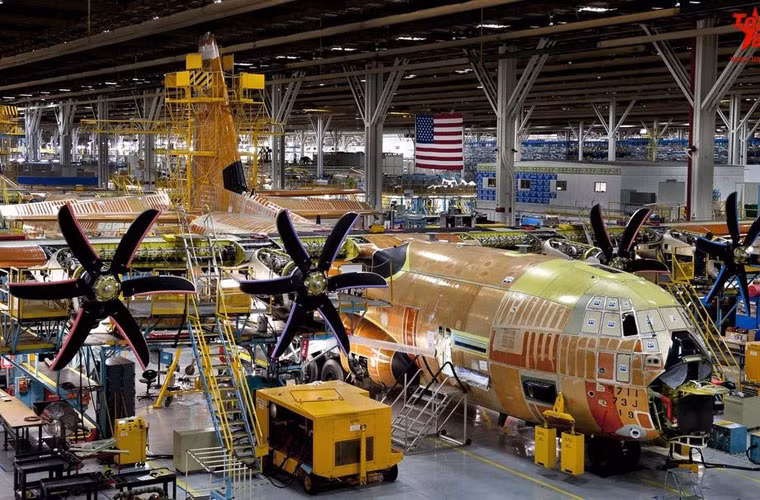 Máy bay được trang bị máy tính số hóa, hệ thống hiển thị trung tâm HUD và màn hình hiển thị thông tin bay đa chức năng LCD, cùng các hệ thống lái điện tử fly-by-wire kỹ thuật số, hệ thống thông tin liên lạc đối không và đối đất kỹ thuật số ngoài ra còn được trang bị hệ thống dẫn đường vệ tinh GPS.