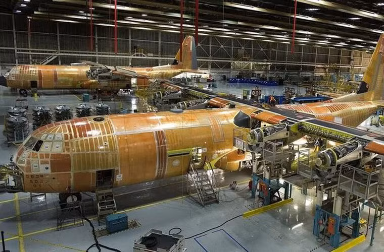 Máy bay vận tải C-130J dài 29,79 m, cao 11,84m, sải cánh dài 40,41m, diện tích cánh 162,12 mét vuông, trọng lượng rỗng 34.274kg, trọng lượng cất cánh thông thường 70.310kg, trọng lượng cất cánh tối đa 79.380kg, tốc độ bay hành trình 630km/giờ.