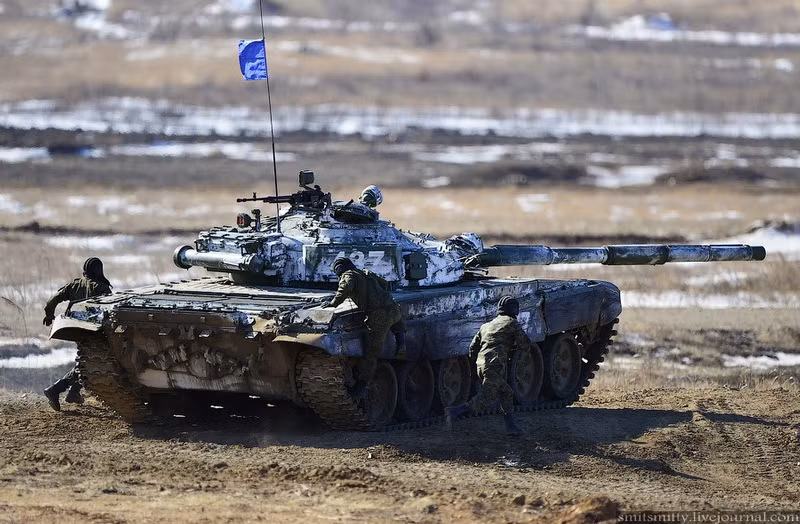 Mỗi khi chạy đến điểm bắn, phi đoàn xe tăng phải ra ngoài và đưa đạn vào xe.