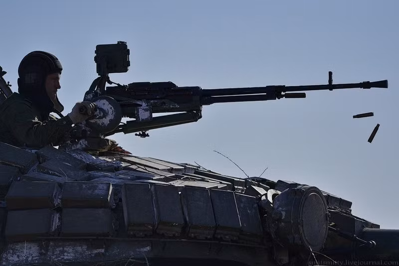 Xe tăng được trang bị súng máy đồng trục PKT 7.62 mm và súng phòng không NSVT 12,7 mm.