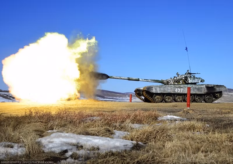 T-72B được trang bị pháo nòng trơn 2A46M cỡ 125 mm có khả năng bắn được rất nhiều loại đầu đạn từ đạn xuyên giáp, đạn nổ mạnh chống tăng, đầu đạn nổ phân mảnh và cả các tên lửa dẫn đường mang đầu đạn chống tăng.