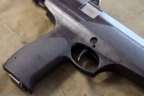 Phía trên lưng súng có khung để gắn thêm các thiết bị ngắm bắn bằng laser.