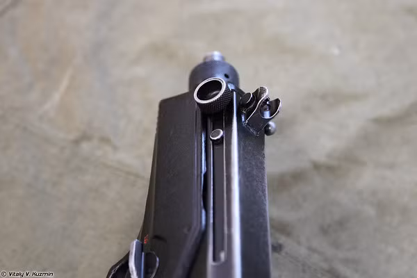 Súng tiểu liên bắn nhanh AEK-919K Kashtan sử dụng hệ thống ngắm đầu ruồi có khả năng bắn hiệu quả ở phạm vi 50-100 m.