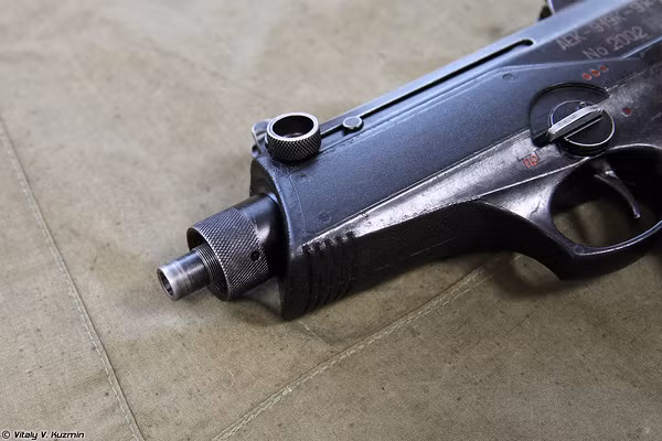 Đầu súng được thiết kế có thể lắp thêm ống giảm thanh nhất là khi tác chiến trong nhà khiến cho kẻ địch khó phát hiện ra được.