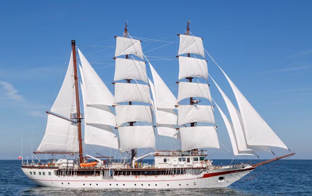 Con tàu có thể đạt vận tốc 12 kn (22,2 km/h) mang theo 30 thủy thủ, 80 học viên và thực hiện cuộc hành trình kéo dài tối đa tới 45 ngày trên đại dương.