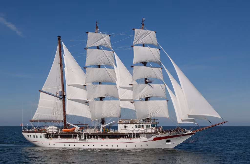 Để đào tạo các kỹ năng đi biển theo hướng hiện đại, con tàu trang bị các phòng số hóa với các trang thiết bị tiên tiến. Con tàu chắc chắn sẽ phục vụ hữu ích cho việc nâng cao khả năng đi biển của các thủy thủ Việt Nam trong tương lai.