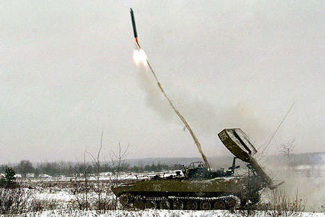 UR-77 phóng rocket mang theo dây ngòi nổ trong một cuộc tập trận khác của quân đội Nga. Tất nhiên, một số loại mìn dạng đầu kích nổ hồng ngoại, từ tính thì UR-77 dường như lại không làm gì được.