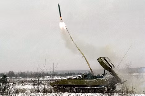 UR-77 phóng rocket mang theo dây ngòi nổ trong một cuộc tập trận khác của quân đội Nga. Tất nhiên, một số loại mìn dạng đầu kích nổ hồng ngoại, từ tính thì UR-77 dường như lại không làm gì được.