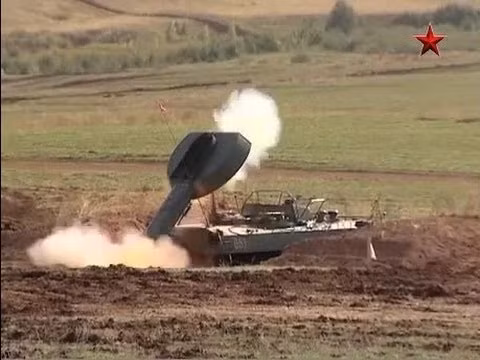 Mỗi lượng nổ được UR-77 phóng đi có thể quét một phạm vi rộng 6 mét, dài 90 mét qua bãi mìn, tạo ra sóng kích nổ làm tan các quả mìn trên bãi. Loại ngòi nổ này triệt phá rất hữu hiệu loại mìn sát thương M14 của Mỹ.