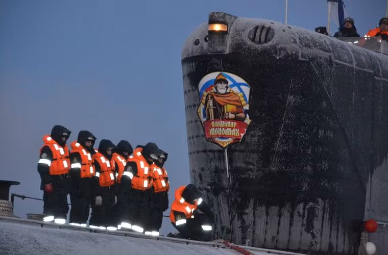 Vladimir Monomakh được hạ thủy năm 2006, nhận nhiệm vụ năm 2014, mang theo thủy thủ đoàn 130 người, độ sâu hoạt động thông thường 380 m, độ sâu tối đa 400-450 m, có tốc độ chạy nổi mặt nước 15 knots (27,7 km/h), tốc độ ngầm 26-29 knots (48-53,7 km/h).