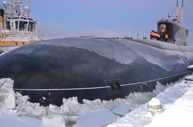 Vladimir Monomakh đã được lai dắt thành công vào neo tại căn cứ Hải quân Murmansk. Đây là một trong những cảng biển và căn cứ Hải quân quan trọng nhất của Nga, ở vùng biển Bắc cự, Barents và bán đảo Kola gần biên giới của Nga với Phần Lan và Na Uy.