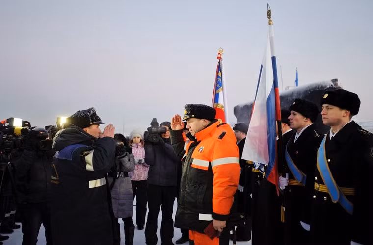 Chỉ huy cao cấp (mặc áo màu cam) của lực lượng tàu ngầm Nga trực tiếp tới thị sát buổi giao nhiệm vụ cho thủy thủ đoàn tàu ngầm Vladimir Monomakh.