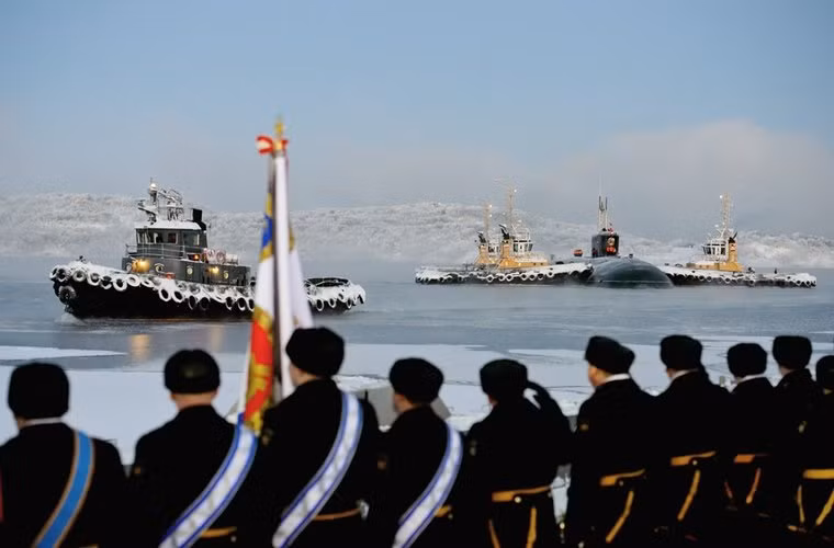 Các tàu lai dắt đang hộ tống tàu ngầm Vladimir Monomakh vào căn cứ hải quân.