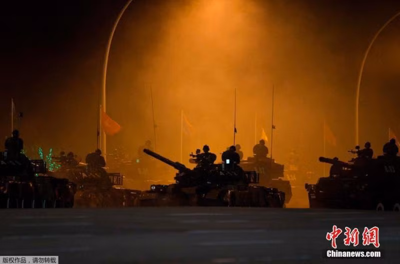 Tham gia lễ duyệt binh có một loạt hệ thống pháo tự hành, xe tăng hàng khủng của Myanmar.