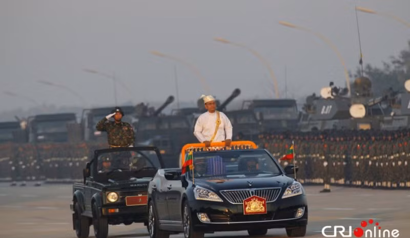 Quan doi Myanmar duyet binh hoang trang voi tang, phao-Hinh-2