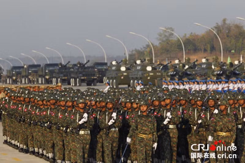 Quan doi Myanmar duyet binh hoang trang voi tang, phao