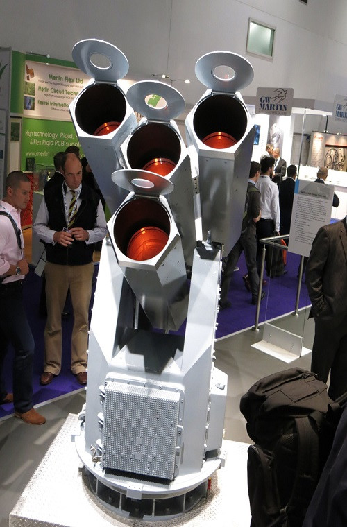 Trong ảnh là vũ khí laser của Rheinmetall với tổ hợp gồm 4 ống phát laser có công suất 20kW cho mỗi ống. Ngoài việc hoạt động riêng lẻ toàn bộ tổ hợp này còn có thể được đồng bộ với nhau nhằm tăng công suất phát. Nhà sản xuất cho biết, trong một số thử nghiệm, hệ thống vũ khí đánh chặn này của Rheinmetall có thể bắn hạ một mục tiêu trên không trong vòng 2 giây ở khoảng cách vài km.