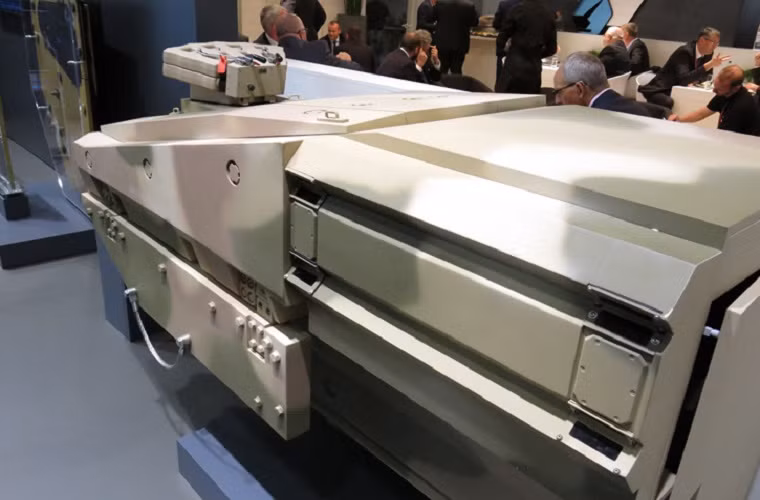 Hãng Rheinmetall của Đức mang tới DSEI-2015 hệ thống bảo vệ tích cực mới dành cho các phương tiện mặt đất, có khả năng triển khai các biện pháp bảo vệ thụ động lẫn tích cực bằng các cảm biến được tích hợp trên phương tiện. Hệ thống bảo vệ tích cực mới này của Đức có thể dễ được tích hợp trên dòng xe chiến đấu bộ binh lẫn các phương tiện cơ giới thông thường.