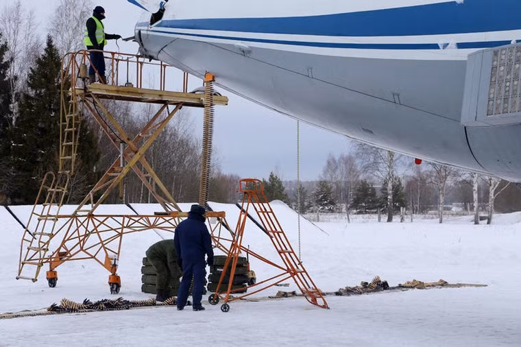 Tải cả dây đạn dài lên máy bay Il-76MD.