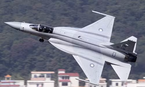 Gia tiem kich JF-17 TQ re chi bang 1/15 Rafale